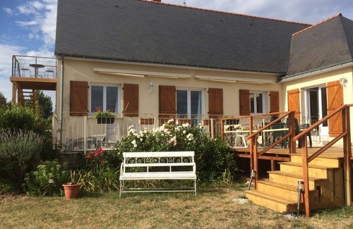 Baugeois Vallee Apartment | Bella Vista Studio apartment stunning views