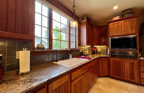 Baker City Apartment | Bella Vita Estate, Sleeps 6