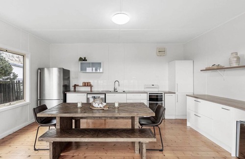 Portarlington House | Bellarine Beach shack on the Esplanade in Portarlington, beach and city views.