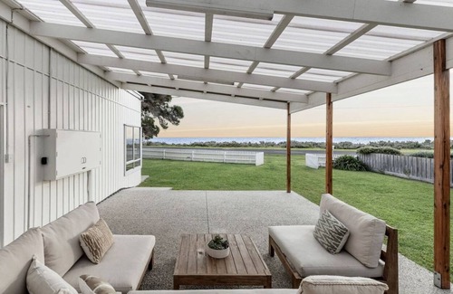 Portarlington House | Bellarine Beach shack on the Esplanade in Portarlington, beach and city views.
