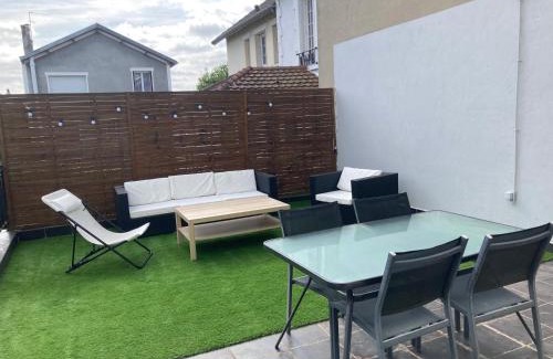 Colombes House | Belle maison avec grande terasse à 10 minutes en train de Paris centre et 6 min à pied de la gare et du centre ville