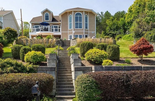 Holcomb House | Belle Maison: Near Wineries + Hot Tub + Pet Friendly!