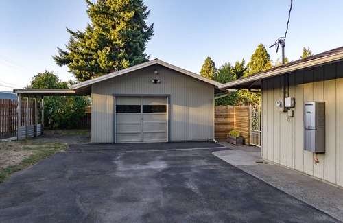Hood River House | Belle of the Ball! Biking, Wineries, Westside Hood River!