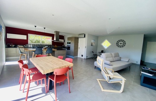 Biscarrosse Villa | Belle Villa Contemporaine avec Piscine pour 7 personne à Biscarrosse dans quartier calme (211)