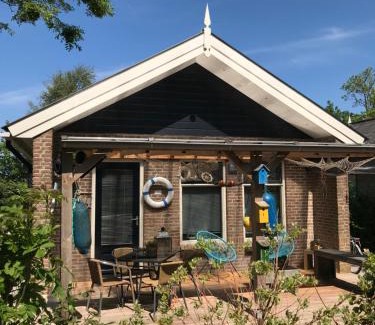 Anjum House | BelleMare Bungalow Lauwersmeer mit überdachte Veranda und eingezäuntem Garten