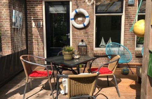 Anjum House | BelleMare Bungalow Lauwersmeer mit überdachte Veranda und eingezäuntem Garten