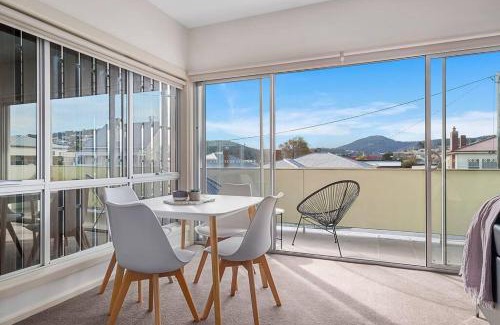 Bellerive Apartment | Bellerive Quay - Modern Living with Yacht Club Views