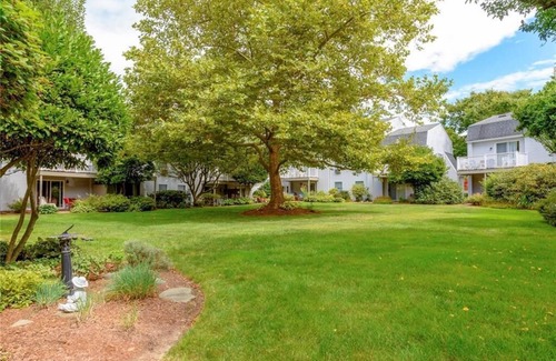 Bellevue Avenue Historic District Condo | Bellevue Ave, Steps to Everything! With Pool and Tennis