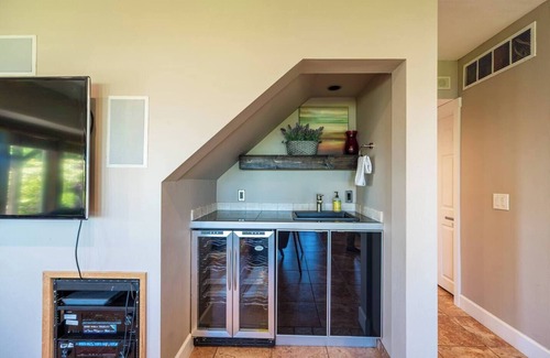 Eastgate House | Bellevue Cougar Mountain Lakeview Retreat
