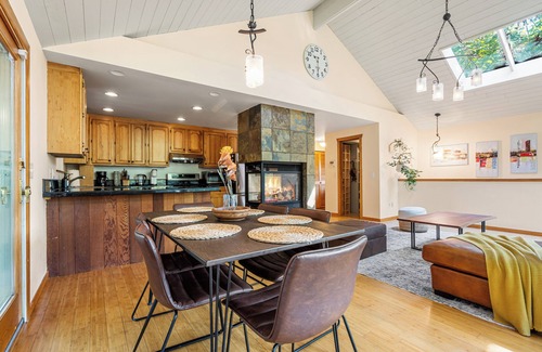 Eastgate House | Bellevue Forest Haven Hideaway