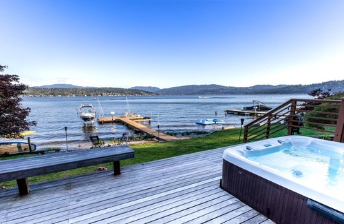 Northeast Bellevue Villa | Bellevue Lakeside Casa + Casita w/hot tub & 50ft private beach