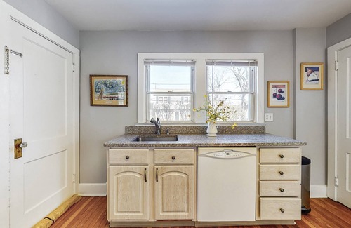 Stamford House | Belltown Retreat - Shopping, Dining, Pet Friendly