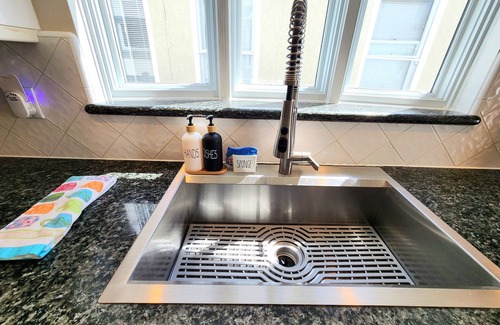 Belmont Shore House | Belmont Beach House 6 Doors From the Beach, 2 Blocks from Trendy 2nd Street