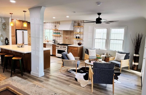 Belmont Shore House | Belmont Shore Beach Home, Sleeps 8+, Walk to Beach – Balcony & Patio