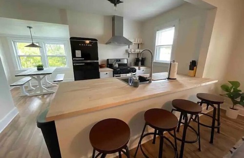 Belmont House | BelmontBNB*Modern*Luxury*near UVA/wineries*walk2DT