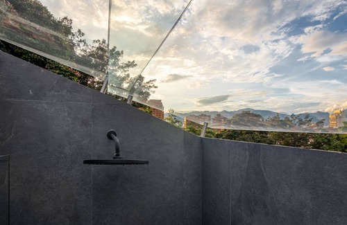 La Florida Apartment | Belmonte Penthouse - 5min>Lleras - Hot Tub - Daily Clean - Guests OK - Sound Sys