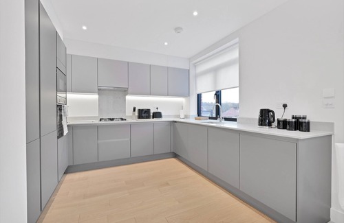 Belmont Apartment | Belmore 1 Bedroom Luxury Apt. with Parking in Stanmore, North West London - 10