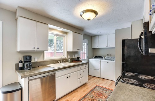 Southwest Bend House | Bend Home w/Hot Tub ~ 2 Mi to Old Mill District!