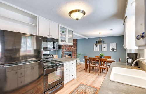 Southwest Bend House | Bend Home w/Hot Tub ~ 2 Mi to Old Mill District!