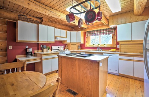 Bend Cabin | Bend Log Cabin w/Cascade Mountain Views!