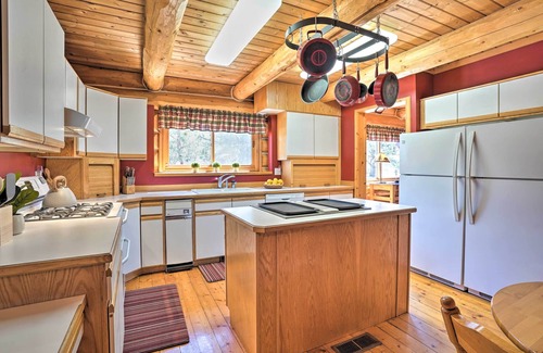 Bend Cabin | Bend Log Cabin w/Cascade Mountain Views!