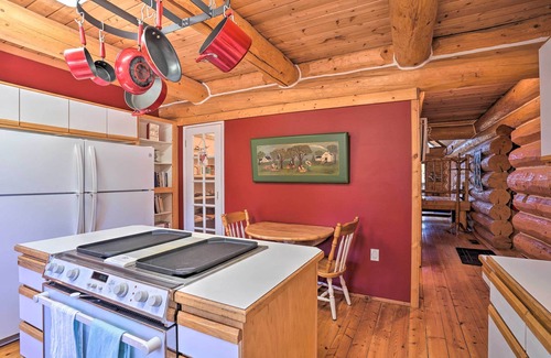 Bend Cabin | Bend Log Cabin w/Cascade Mountain Views!