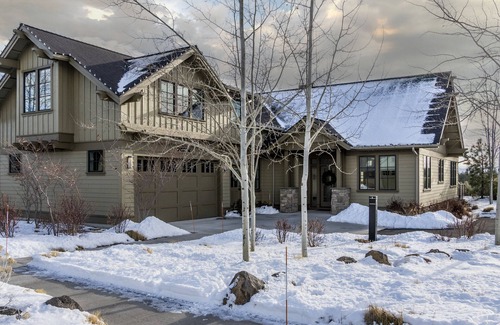 Bend House | Bend's Best! Park ~ resort pool + amenities ~ fitness ~ golf~ hot tub ~ W/D ~ 🐶