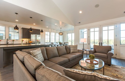 Bend House | Bend summer fun ~ spacious ~ resort pool + amenities ~ free concert shuttle ~ 🐶