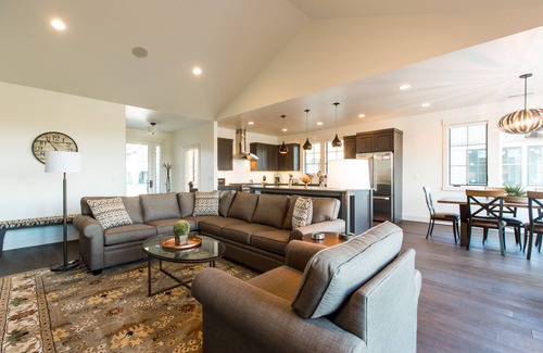 Bend House | Bend summer fun ~ spacious ~ resort pool + amenities ~ free concert shuttle ~ 🐶