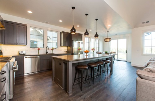Bend House | Bend summer fun ~ spacious ~ resort pool + amenities ~ free concert shuttle ~ 🐶