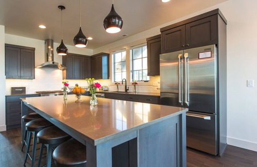 Bend House | Bend summer fun ~ spacious ~ resort pool + amenities ~ free concert shuttle ~ 🐶