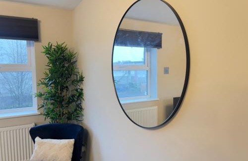 Plasnewydd House | Benjamin Suite - Modern 3BR Apartment with Parking & WIFI