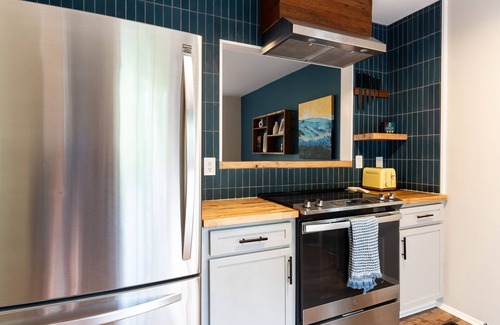 Bent Creek House | Bent Creek Bungalow - Hot Tub, Ping Pong, Foosball, Firepit, and more!