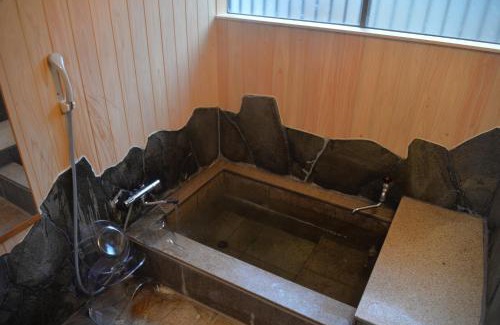 Beppu House | BEPPU つばき 一棟貸切宿 鉄輪温泉まで車で4分 石風呂付 無料駐車場3台 最大6名 wifi無料