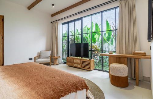 Petulu Villa | Bergamo by DH - Chic New Escape - Private Pool - Walkable Location