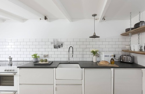 Mousehole Cottage | Berlewen - a cottage that sleeps 6 guests in 3 bedrooms