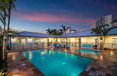 Singer Island Apartment | Bermuda Bungalows #1 🌴🏄‍♀️Quick Walk to Public Beach 🏊🩴Pool/Spa On-Site 🏖️🌅Downtown Singer Island 🌊😎Walk to Restuarants, Bars, Shops 🐬🌞Free On-Site Parking!