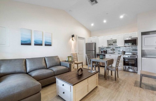 Singer Island Apartment | Bermuda Bungalows #4 🌴🏄‍♀️Quick Walk to Public Beach 🏊🩴Pool/Spa On-Site 🏖️🌅Downtown Singer Island 🌊😎Walk to Restuarants, Bars, Shops 🐬🌞Free On-Site Parking!