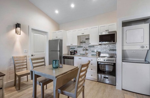Singer Island Apartment | Bermuda Bungalows #4 🌴🏄‍♀️Quick Walk to Public Beach 🏊🩴Pool/Spa On-Site 🏖️🌅Downtown Singer Island 🌊😎Walk to Restuarants, Bars, Shops 🐬🌞Free On-Site Parking!