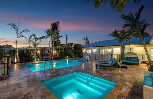 Singer Island Apartment | Bermuda Bungalows #4 🌴🏄‍♀️Quick Walk to Public Beach 🏊🩴Pool/Spa On-Site 🏖️🌅Downtown Singer Island 🌊😎Walk to Restuarants, Bars, Shops 🐬🌞Free On-Site Parking!
