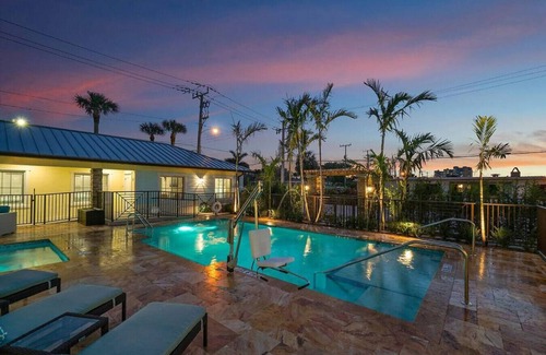 Singer Island Apartment | Bermuda Bungalows #4 🌴🏄‍♀️Quick Walk to Public Beach 🏊🩴Pool/Spa On-Site 🏖️🌅Downtown Singer Island 🌊😎Walk to Restuarants, Bars, Shops 🐬🌞Free On-Site Parking!