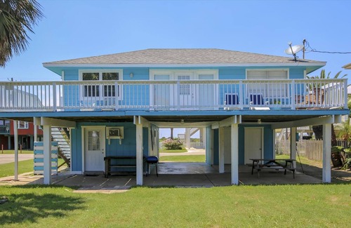 Bermuda Beach House | Bermuda Escape: Charming, 2nd row Beach Cottage w/ backyard!