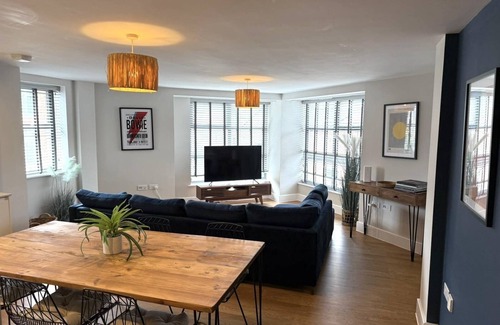 Southampton City Centre Apartment | Bernard Point- large two bed apartment in city