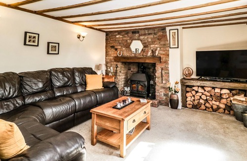 Berrow Cottage | BERROW LODGE, pet friendly, with hot tub in Burnham-On-Sea