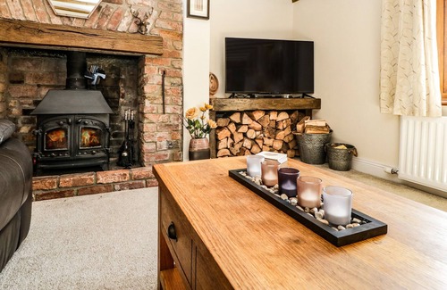 Berrow Cottage | BERROW LODGE, pet friendly, with hot tub in Burnham-On-Sea