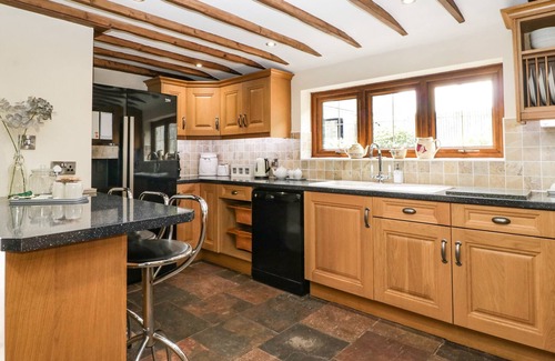 Berrow Cottage | BERROW LODGE, pet friendly, with hot tub in Burnham-On-Sea