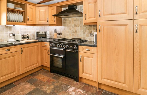 Berrow Cottage | BERROW LODGE, pet friendly, with hot tub in Burnham-On-Sea