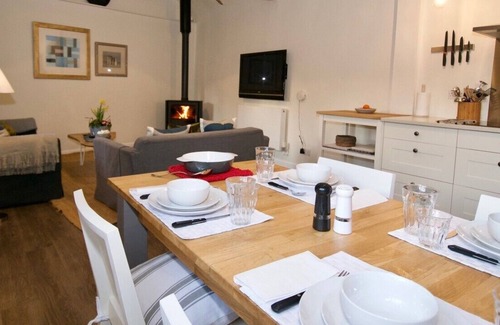 Woodbridge Cottage | Bertie Cottage - 🎾 court & private patio