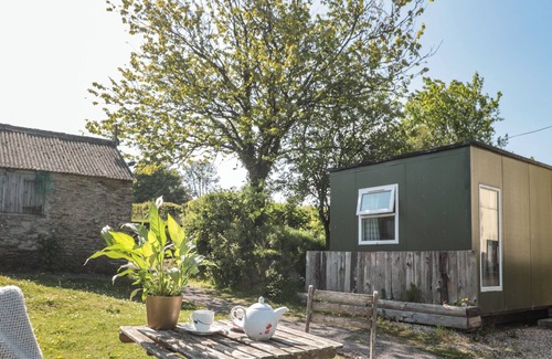 Dulverton Cottage | BERTIES BOLTHOLE, romantic, with a garden in Dulverton
