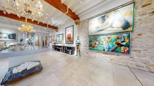 Barbizon Bed & Breakfast | Besharat Gallery & Museum